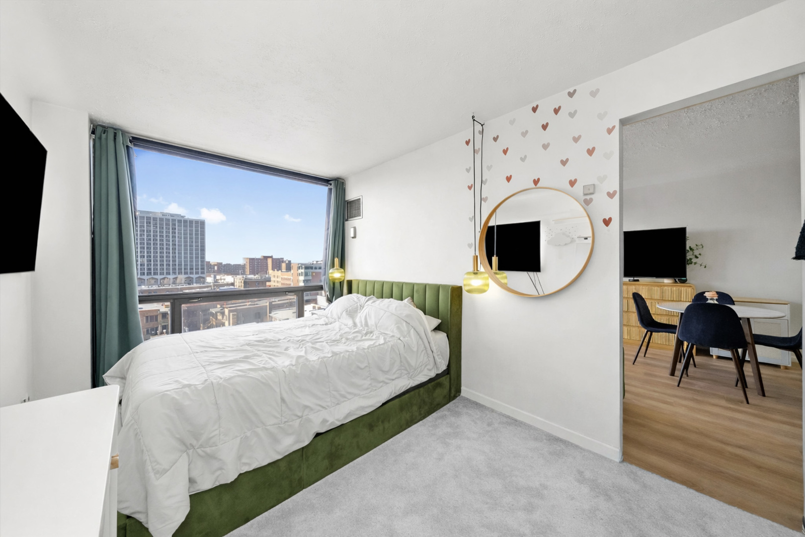 4343 N Clarendon Avenue Unit: 911