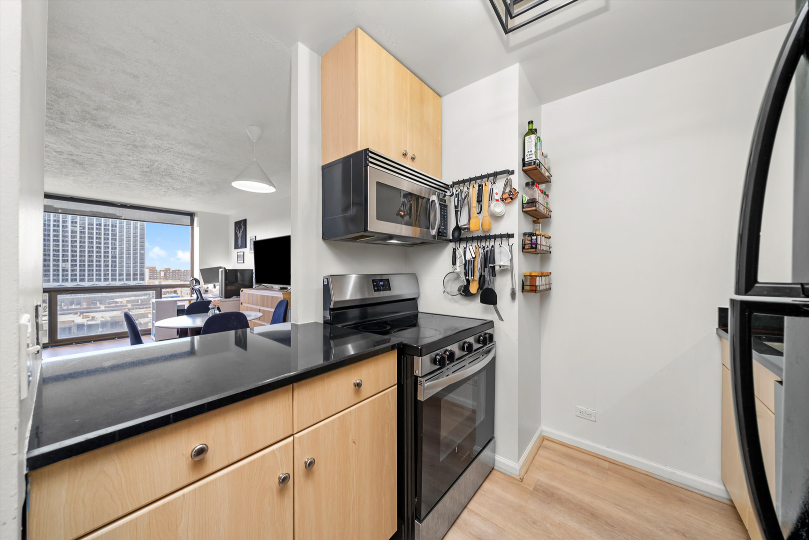 4343 N Clarendon Avenue Unit: 911