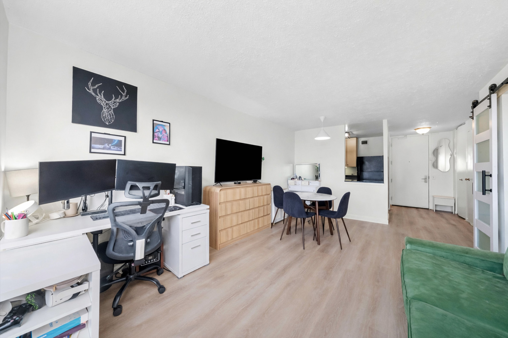 4343 N Clarendon Avenue Unit: 911