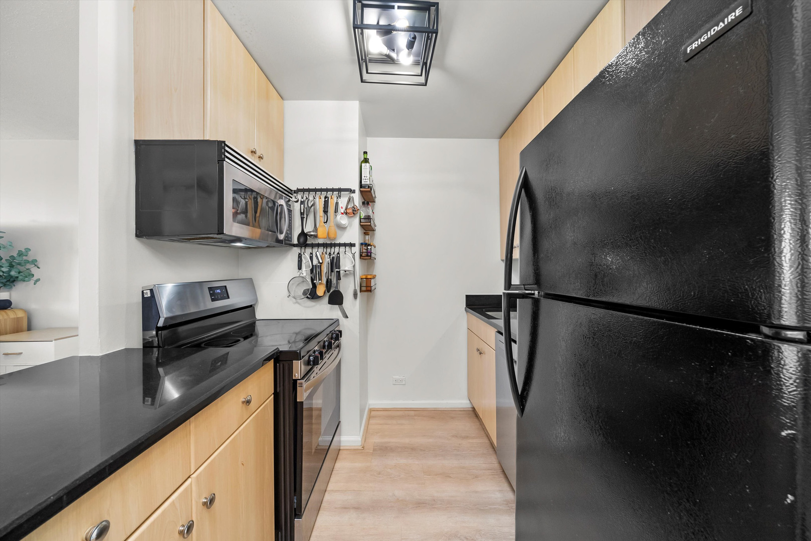 4343 N Clarendon Avenue Unit: 911