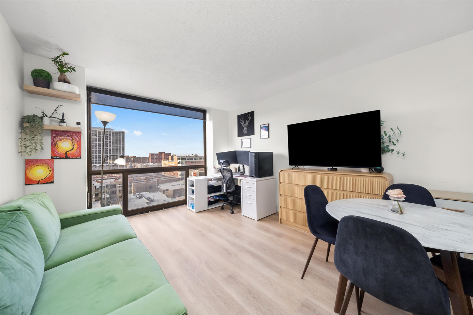 4343 N Clarendon Avenue Unit: 911