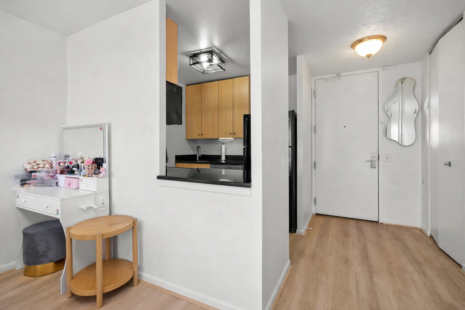 4343 N Clarendon Avenue Unit: 911