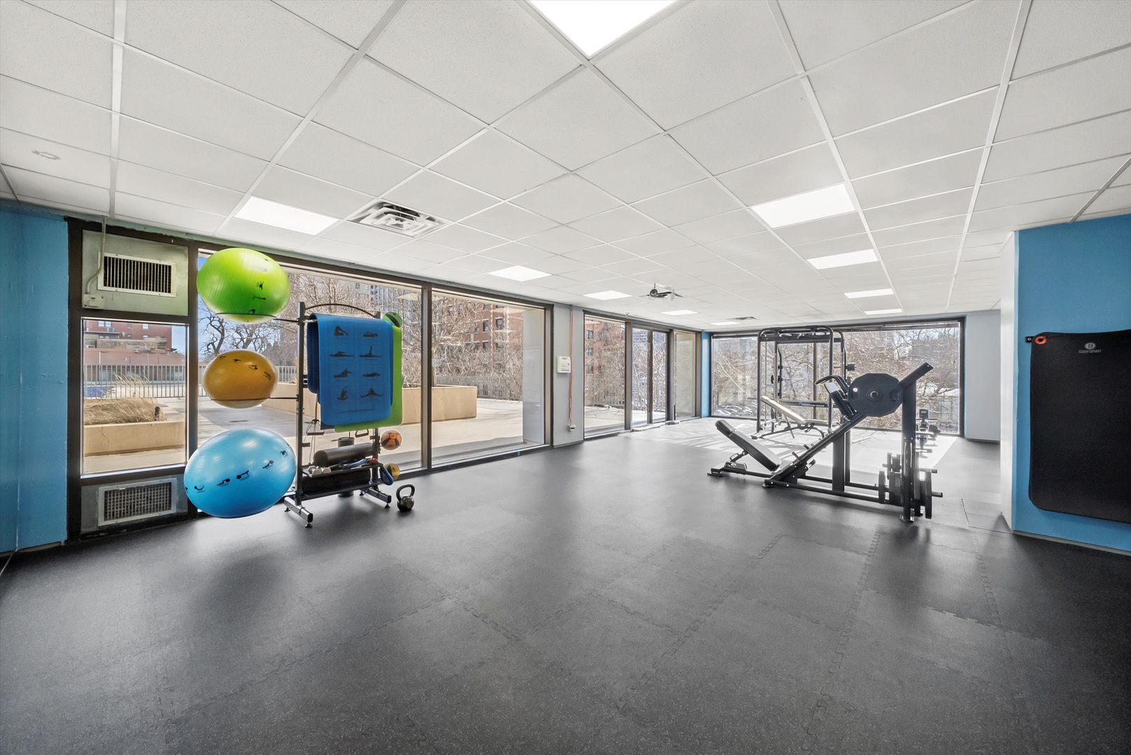 4343 N Clarendon Avenue Unit: 911