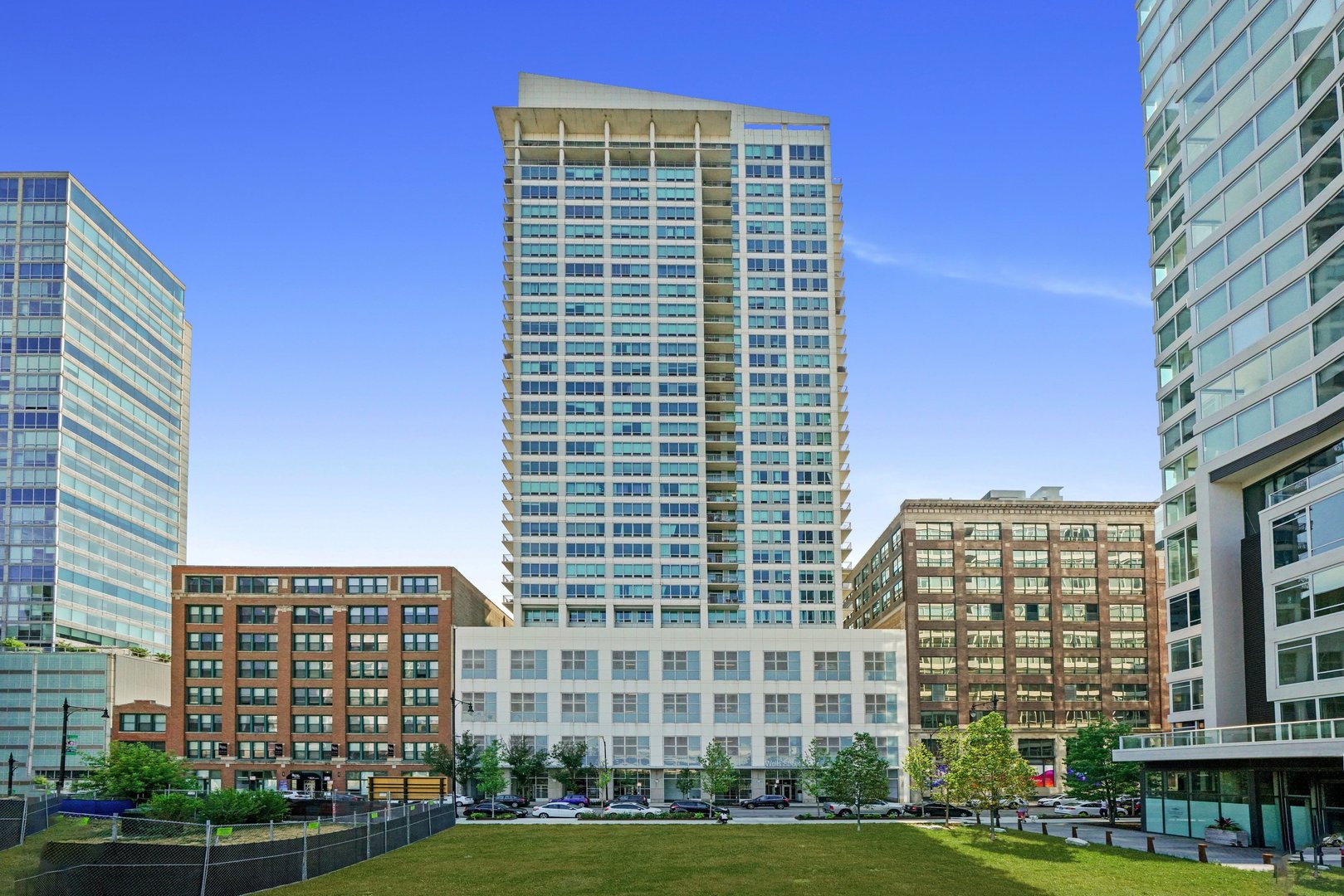 701 S Wells Street Unit: 902