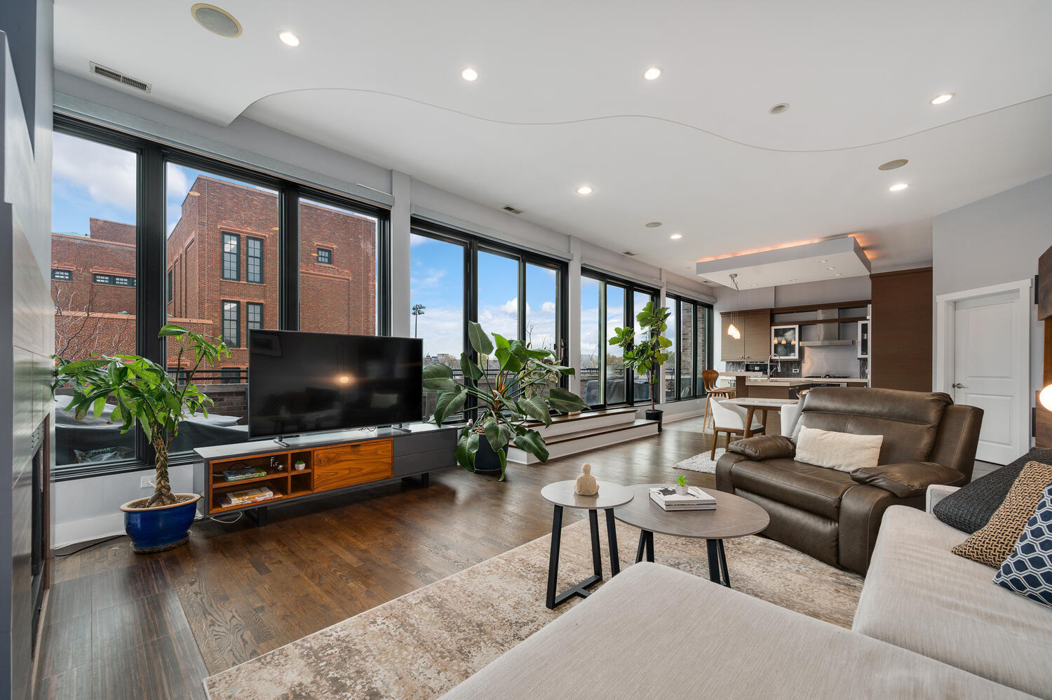 1620 W Augusta Boulevard Unit: PENT