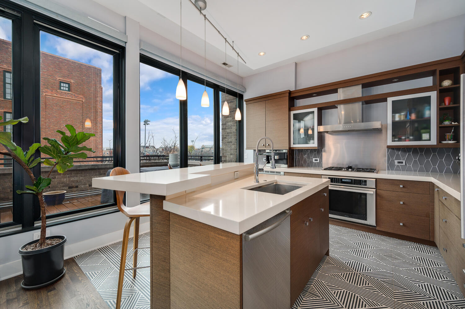 1620 W Augusta Boulevard Unit: PENT