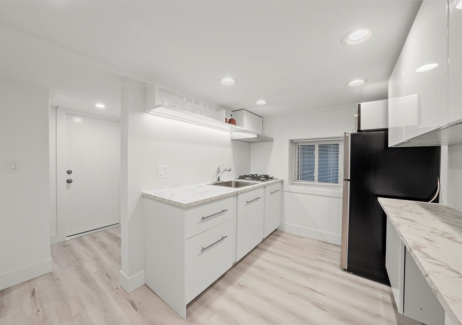 1025 W 31st Place Unit: G