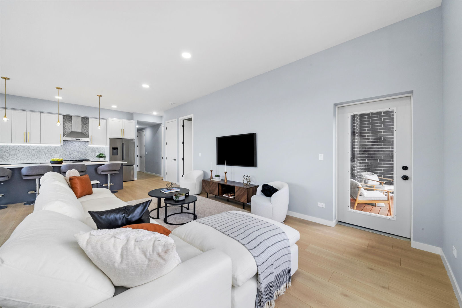 5830 N Lincoln Avenue Unit: 2W