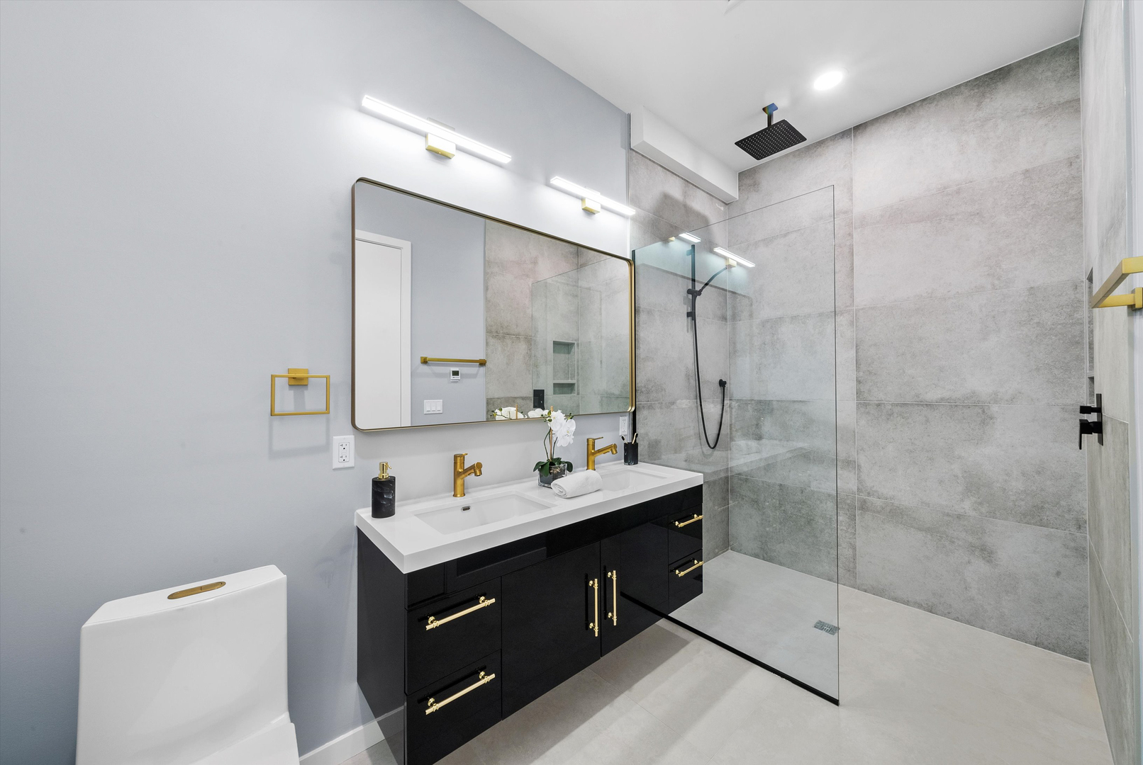 5830 N Lincoln Avenue Unit: 2W