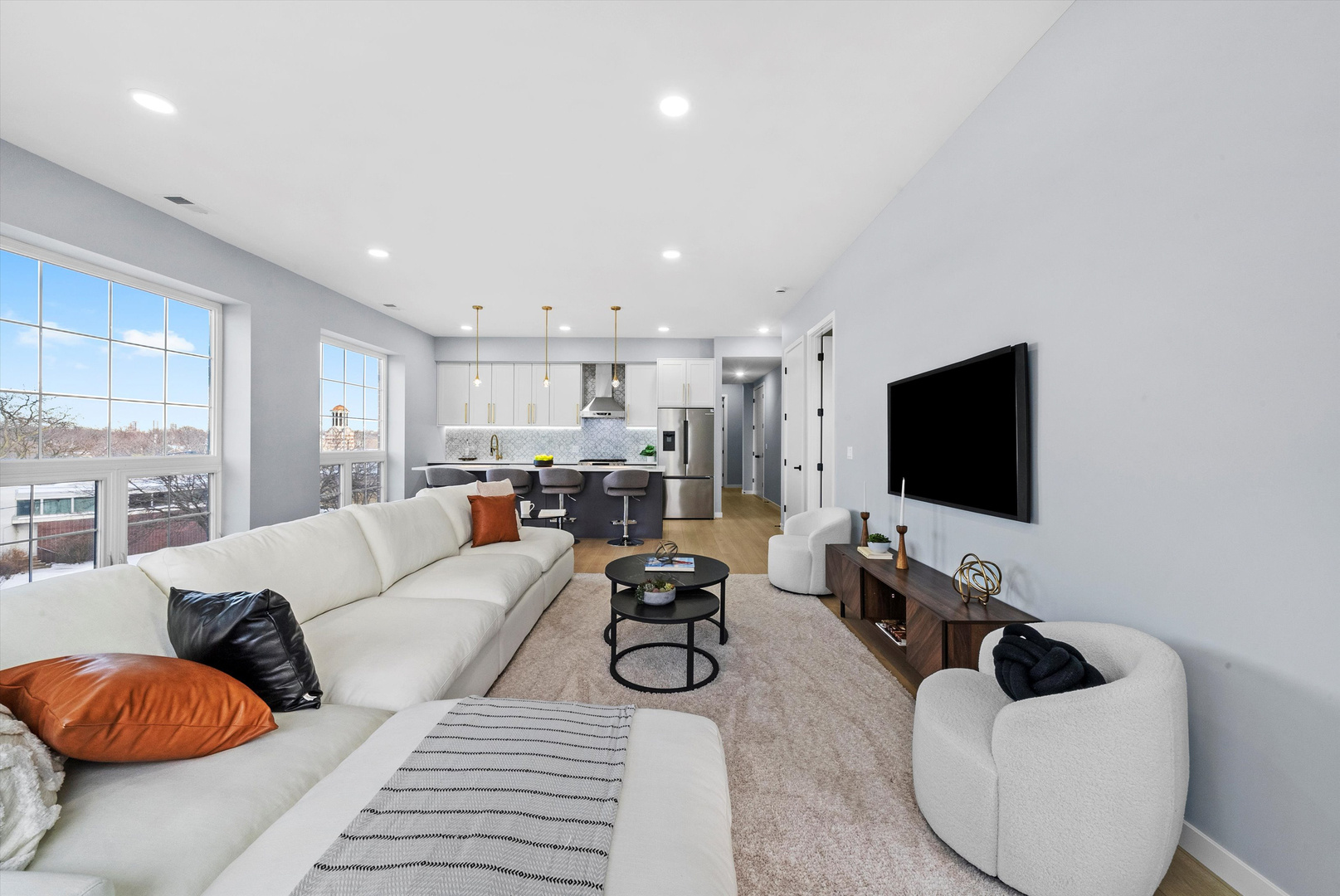 5830 N Lincoln Avenue Unit: 2W