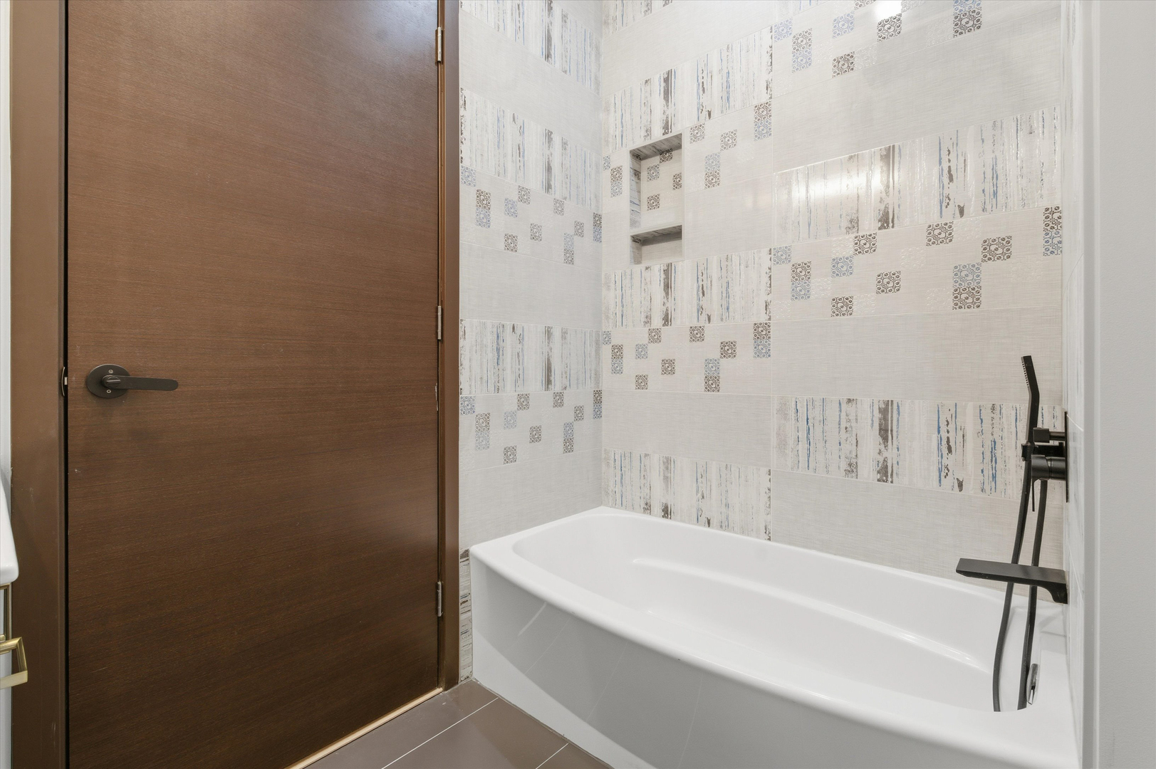 5830 N Lincoln Avenue Unit: 1S