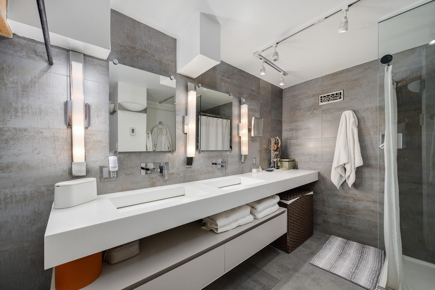 411 W ONTARIO Street Unit: 102