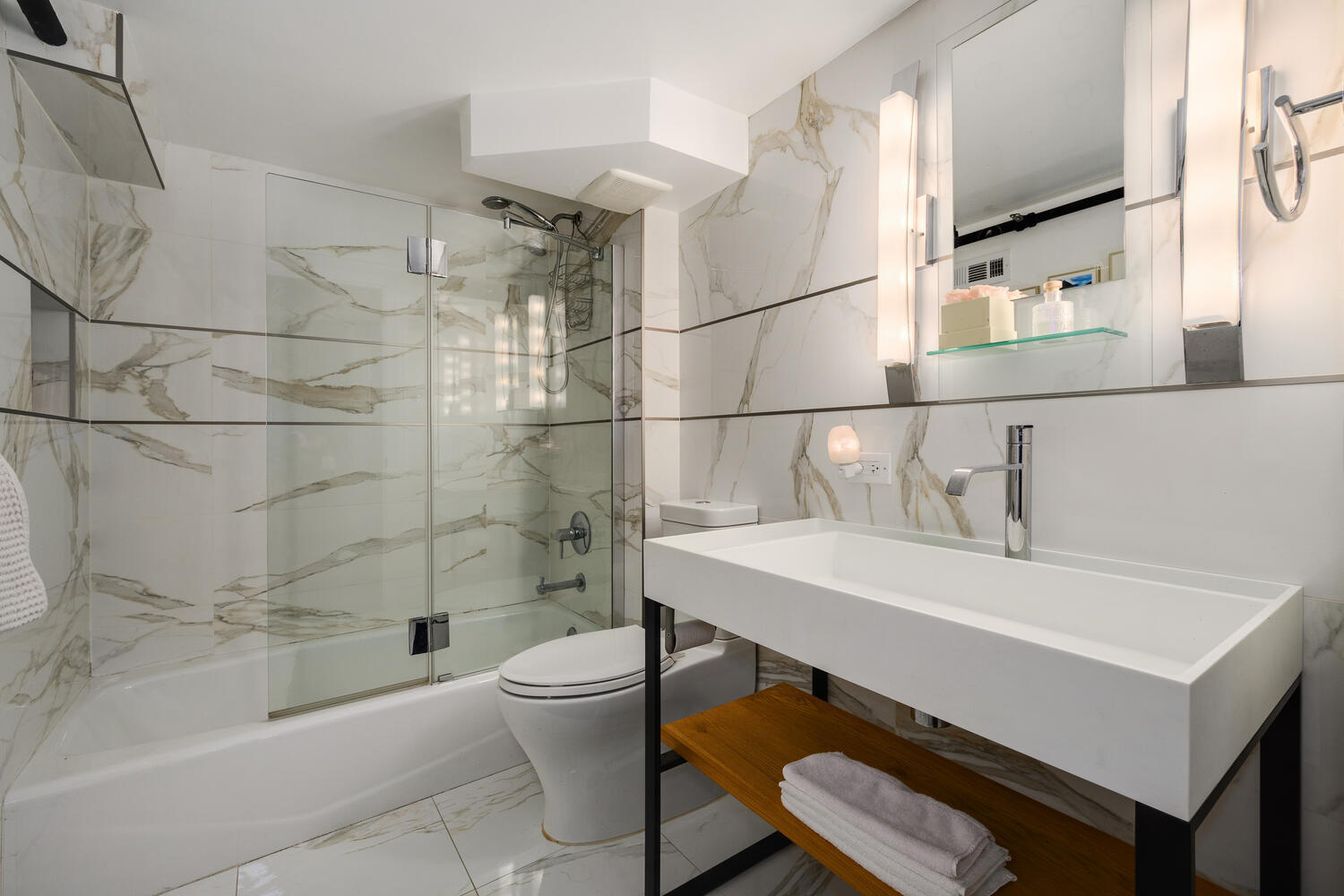 411 W ONTARIO Street Unit: 102