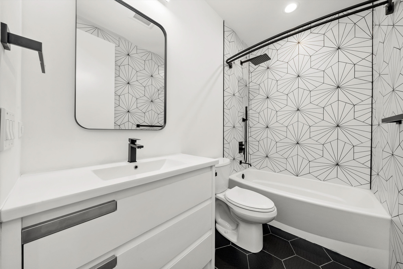 5824 N Lincoln Avenue Unit: 2S