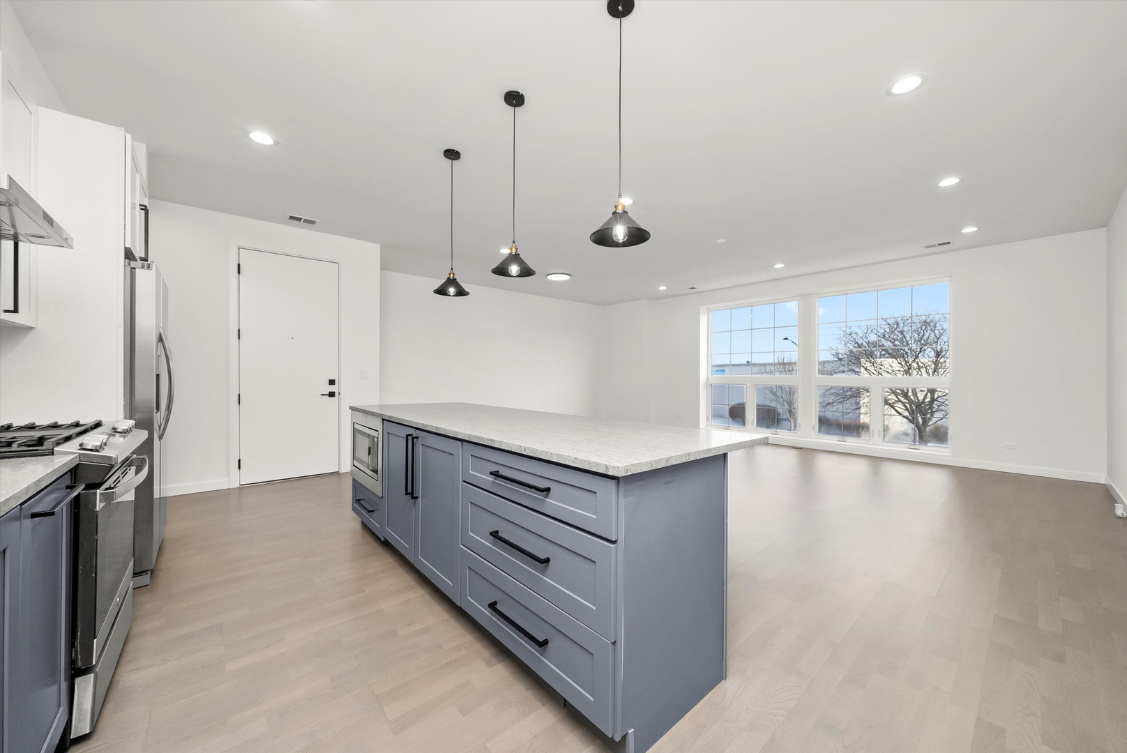 5824 N Lincoln Avenue Unit: 2S