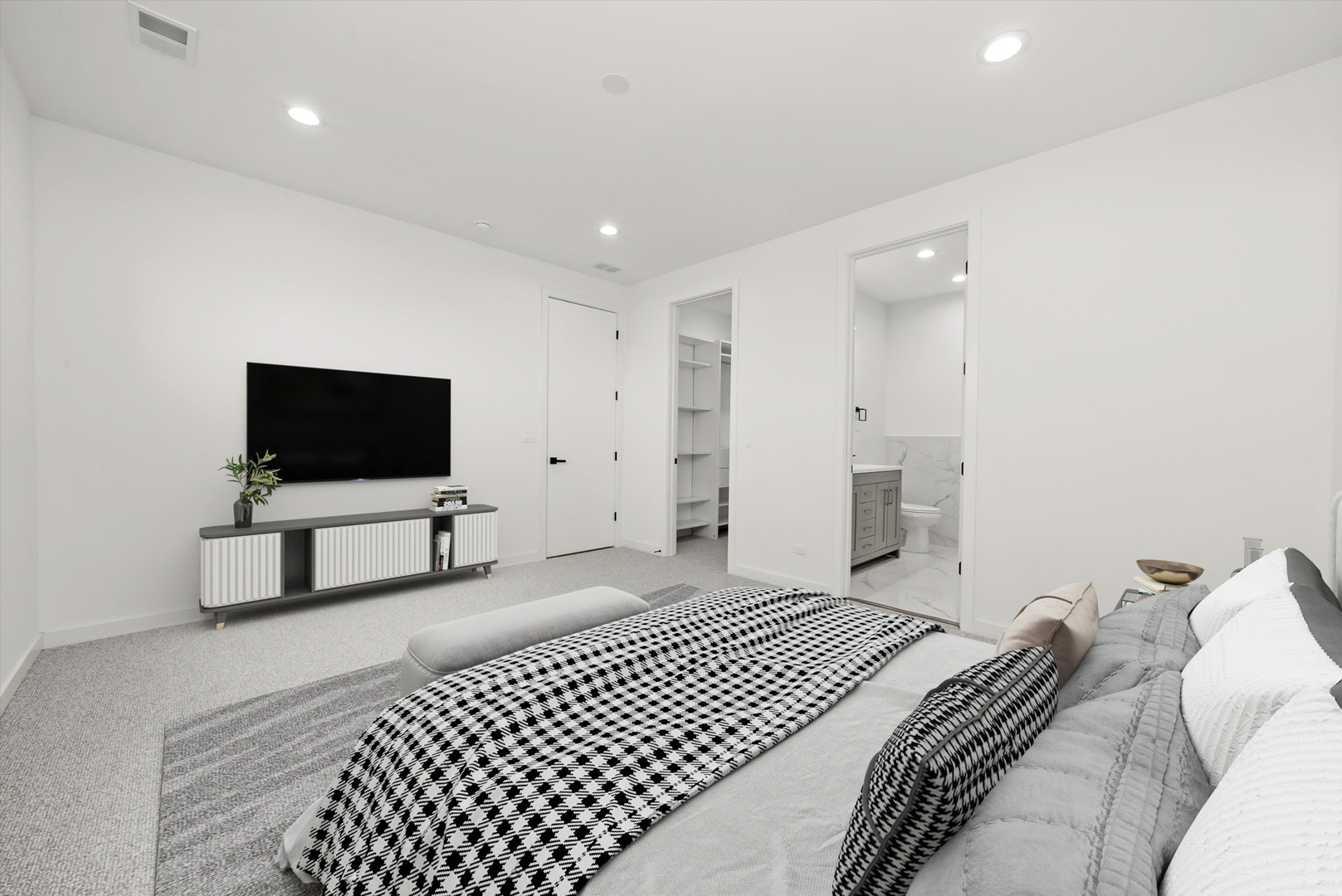 5824 N Lincoln Avenue Unit: 2S