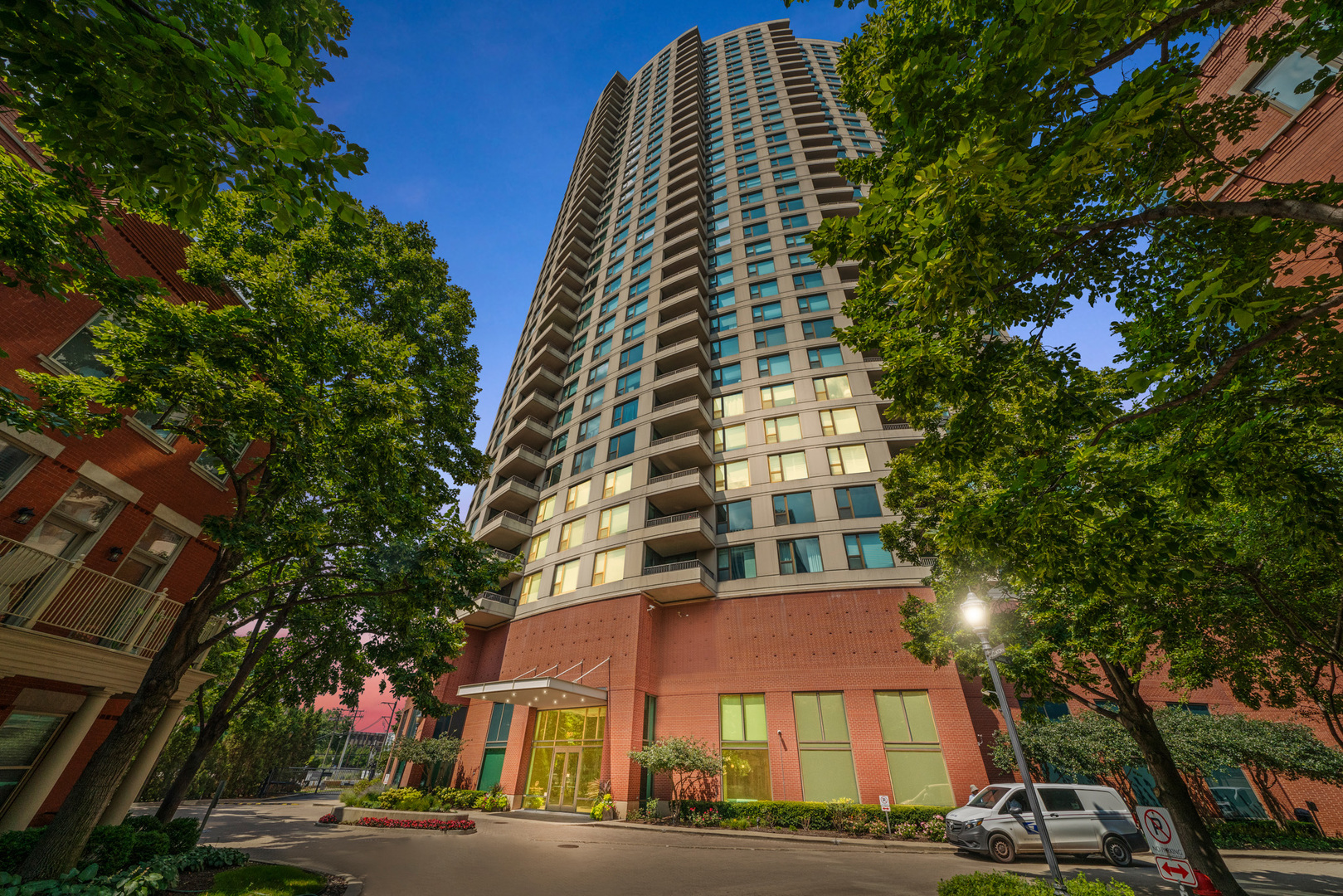 501 N Clinton Street Unit: 3203