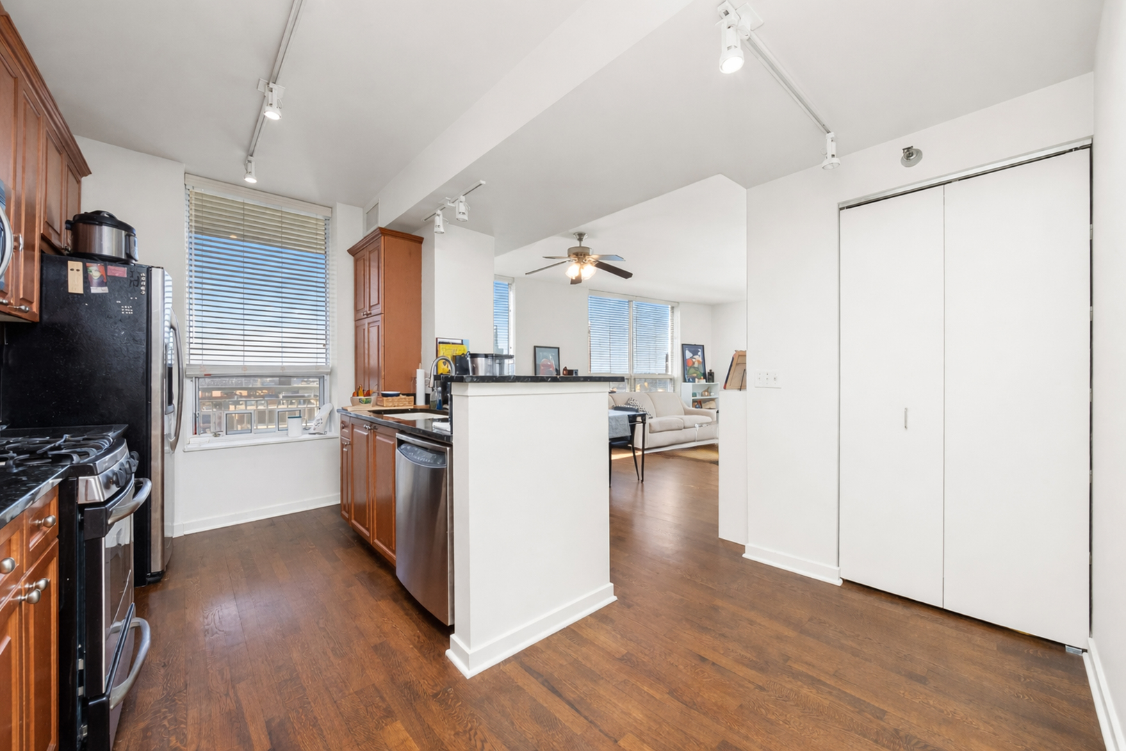 330 W Grand Avenue Unit: 1204
