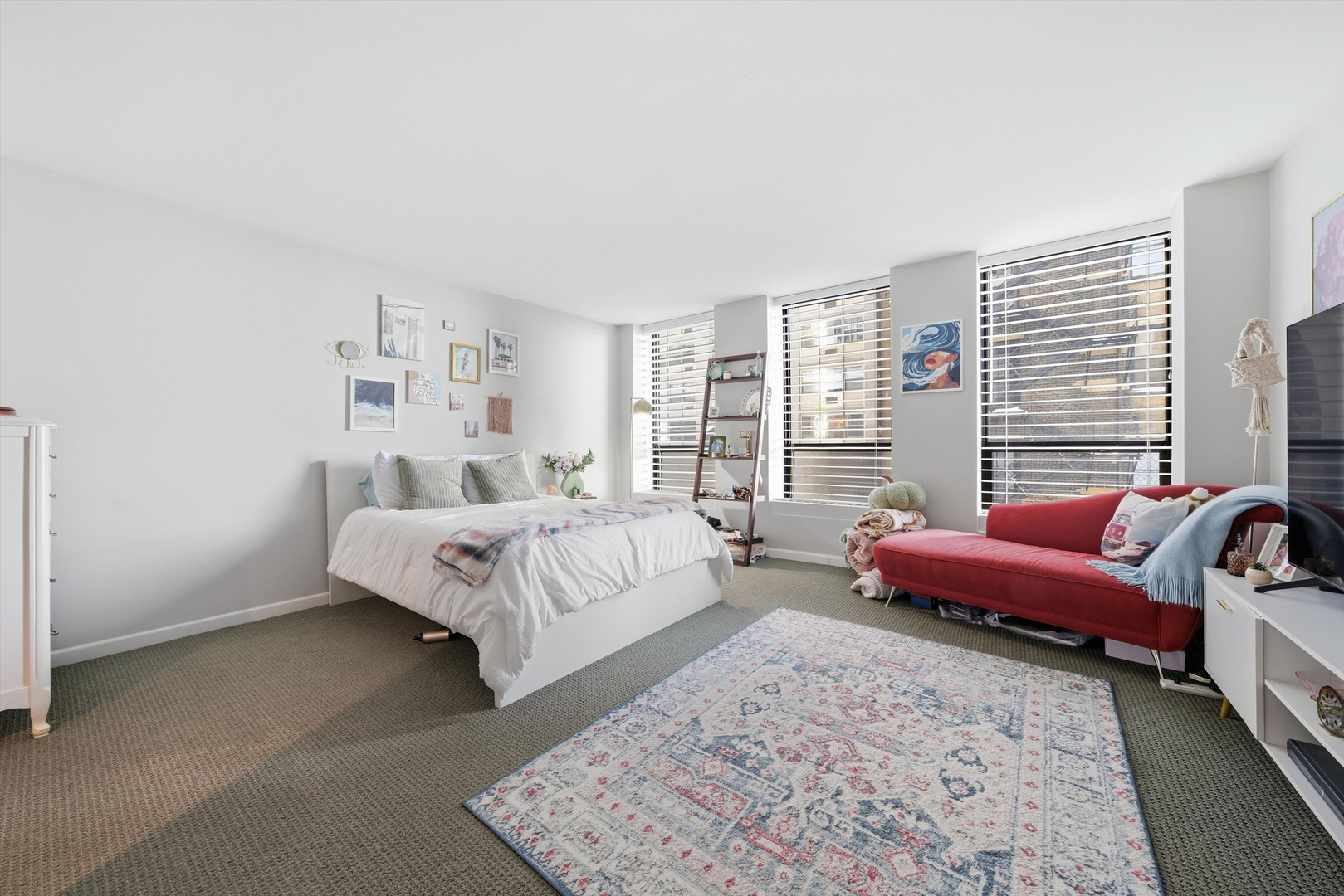 260 E Chestnut Street Unit: 406