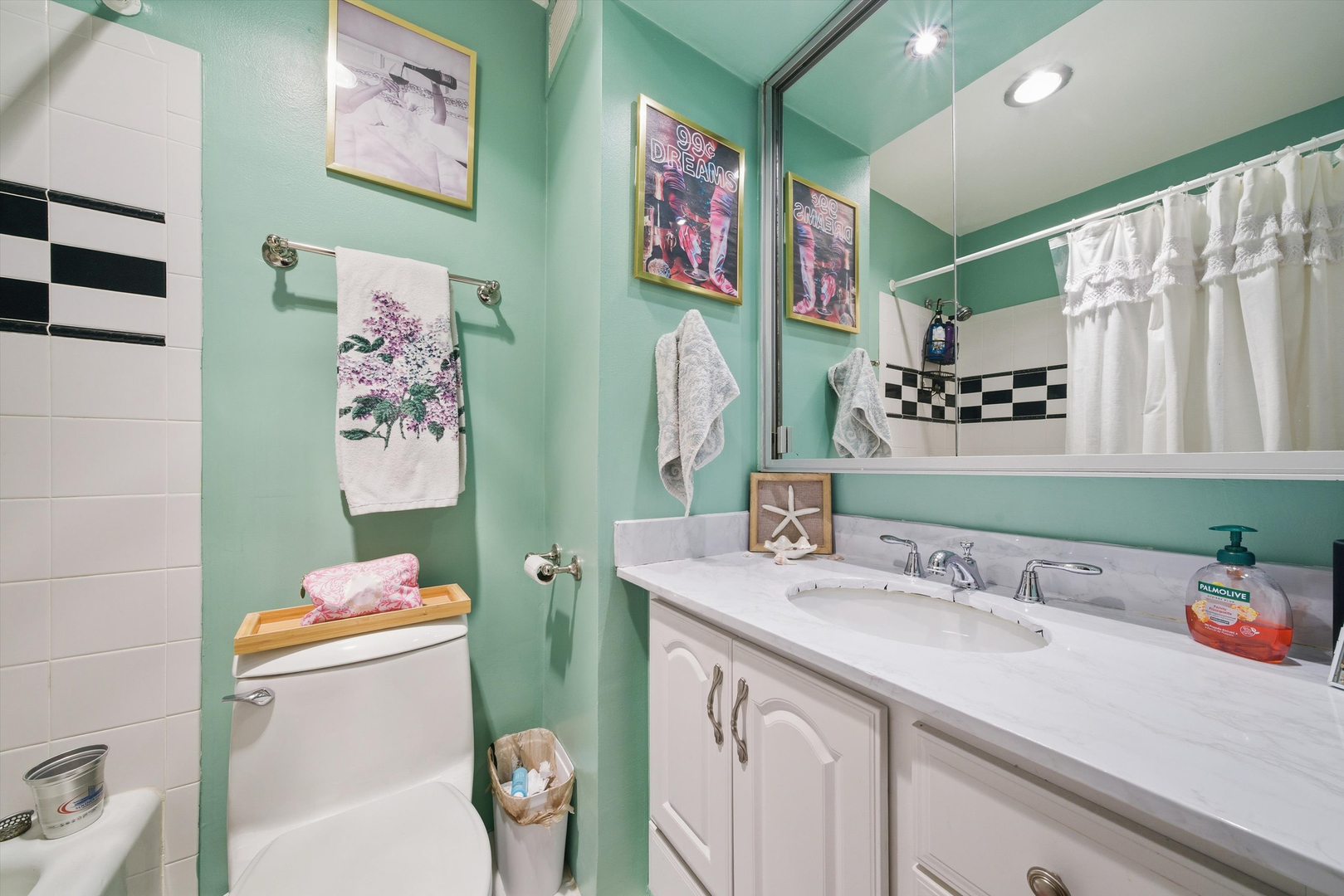 260 E Chestnut Street Unit: 406