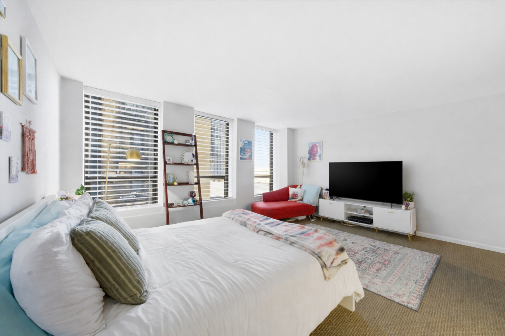 260 E Chestnut Street Unit: 406