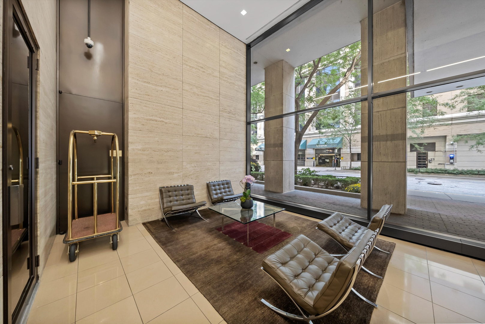 260 E Chestnut Street Unit: 406