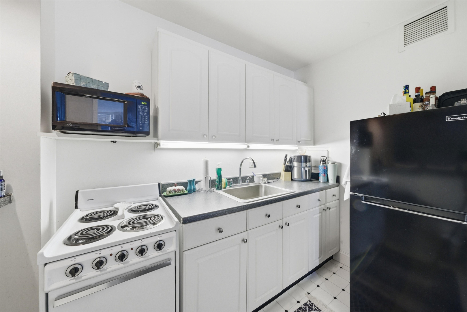 260 E Chestnut Street Unit: 406