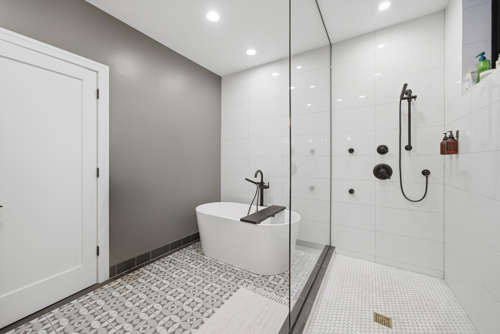 855 N Wolcott Avenue Unit: 1