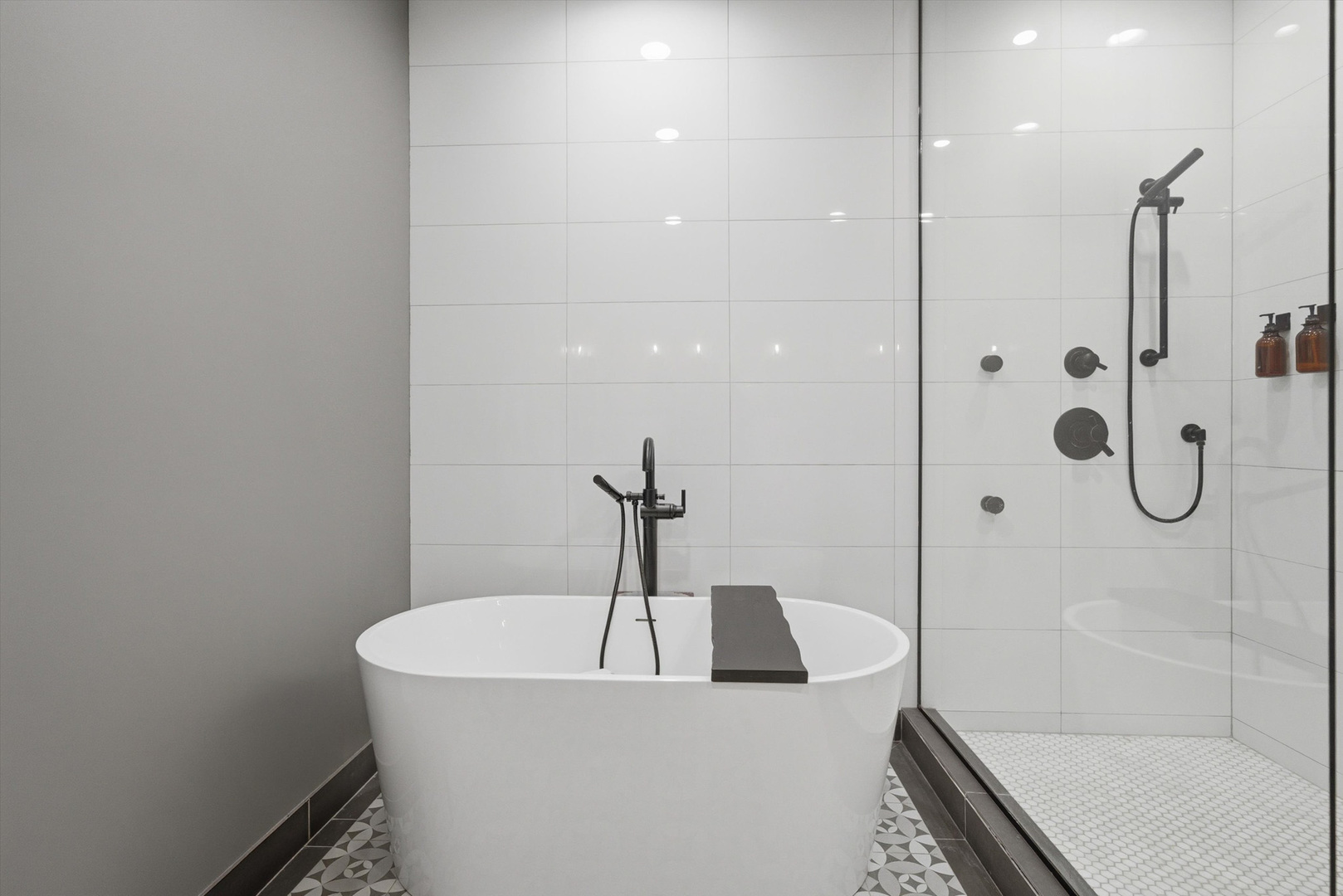 855 N Wolcott Avenue Unit: 1