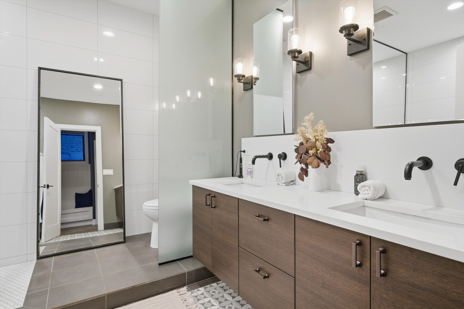 855 N Wolcott Avenue Unit: 1