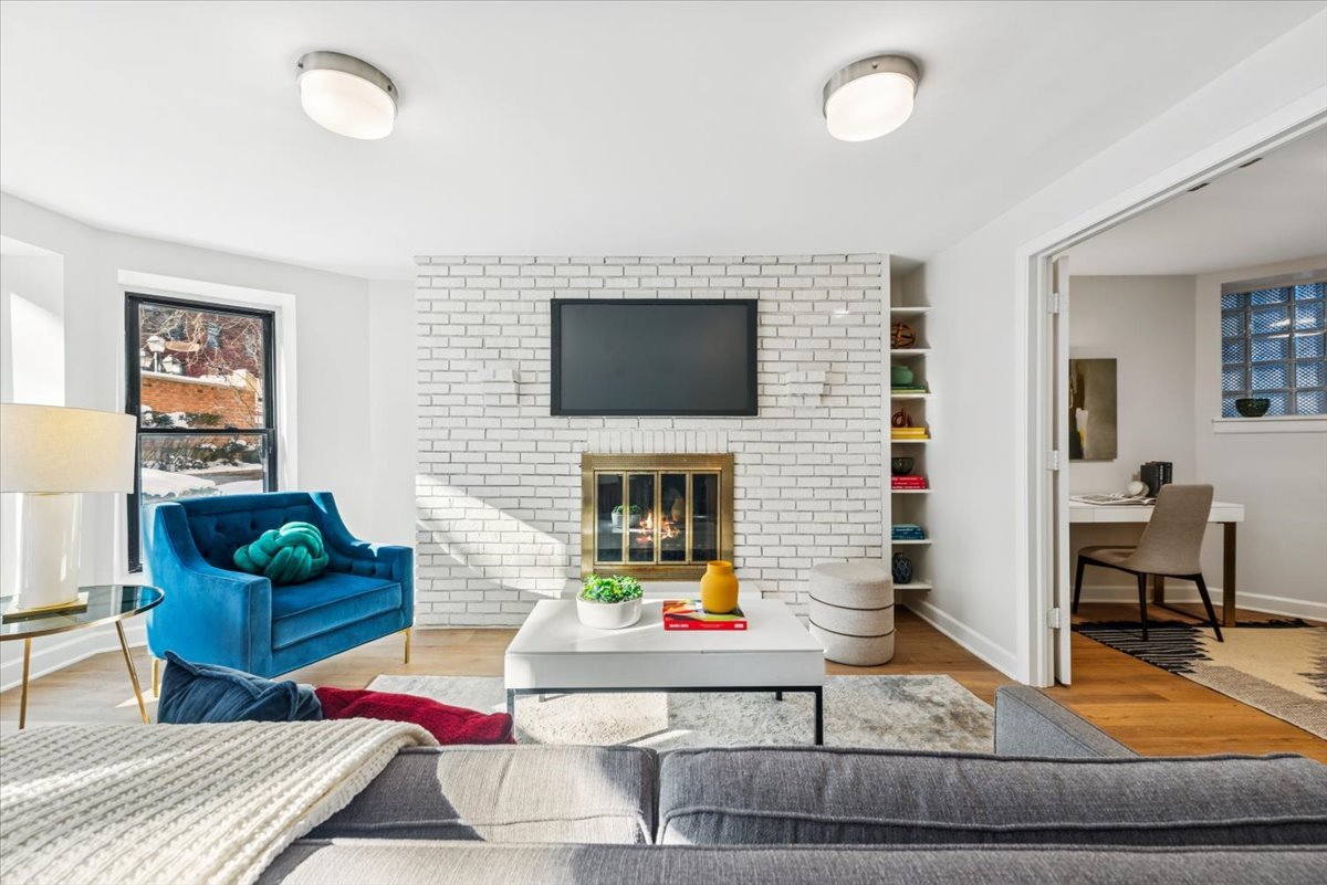 1024 W BYRON Street Unit: G