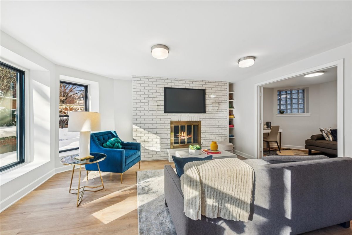 1024 W BYRON Street Unit: G