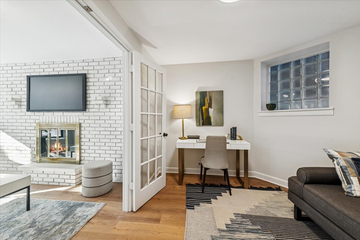 1024 W BYRON Street Unit: G