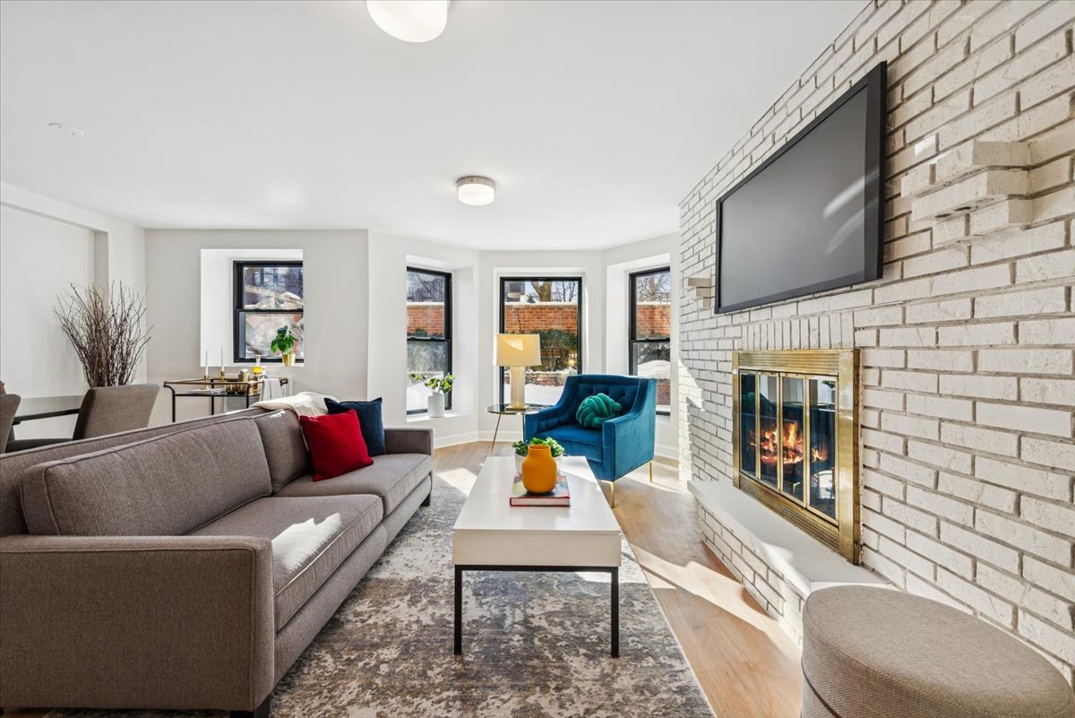 1024 W BYRON Street Unit: G