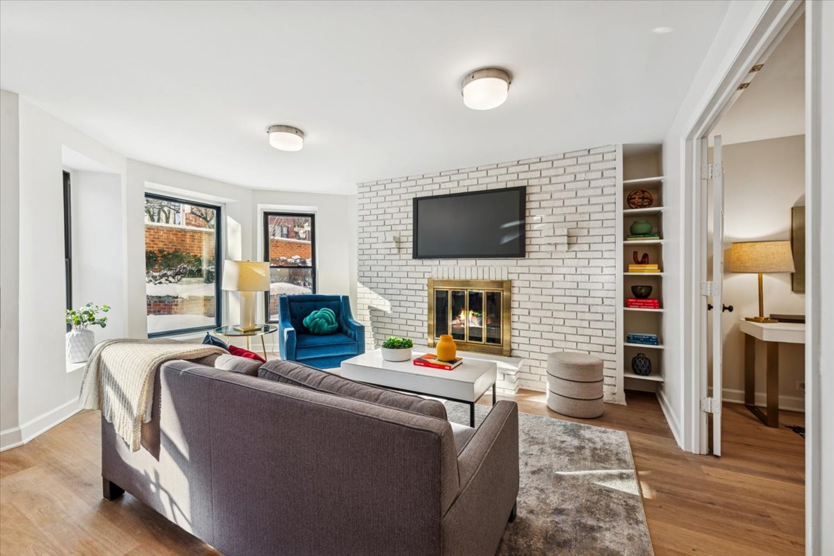 1024 W BYRON Street Unit: G