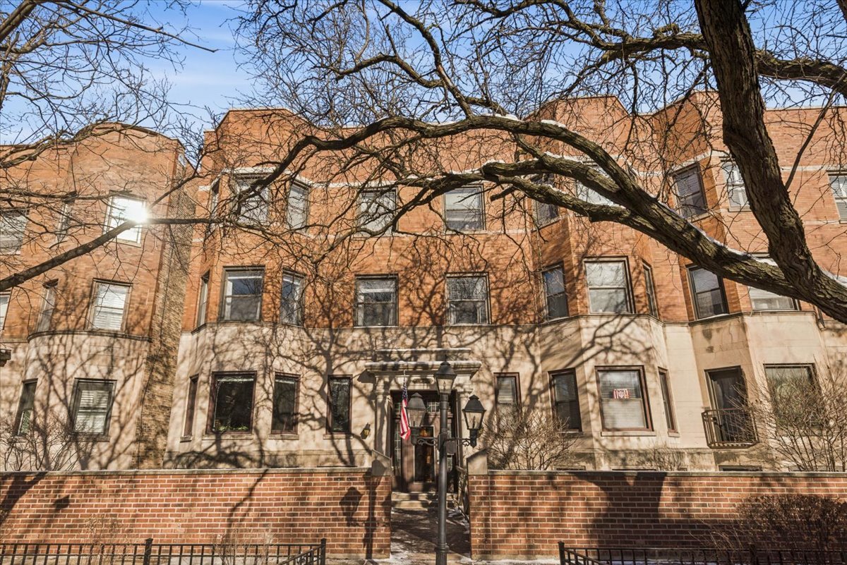 1024 W BYRON Street Unit: G