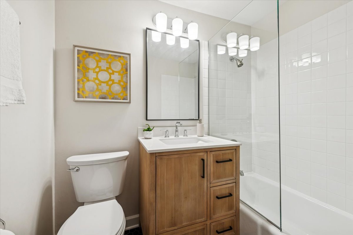 1024 W BYRON Street Unit: G