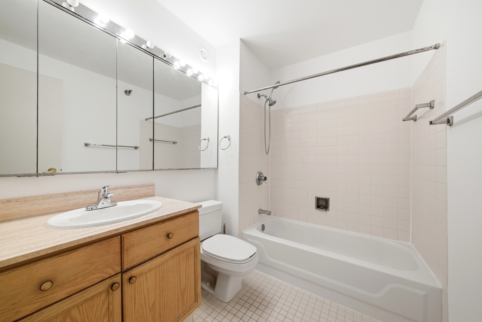 195 N HARBOR Drive Unit: 2307