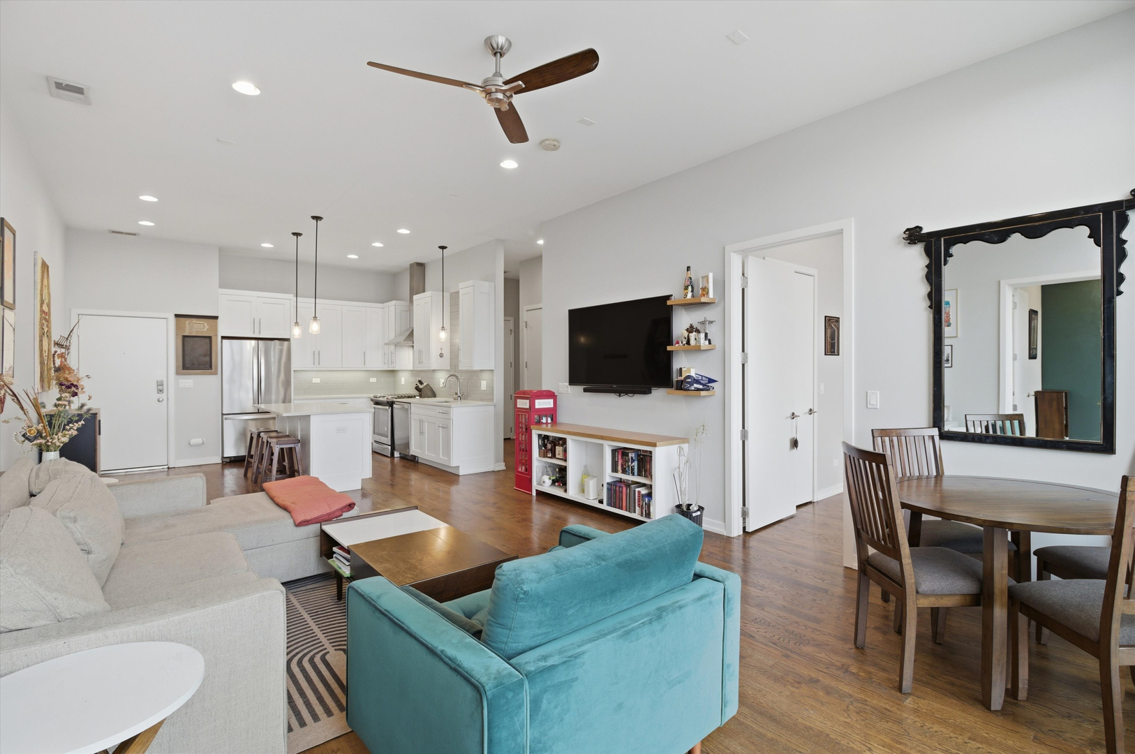 5 N Oakley Boulevard Unit: 406