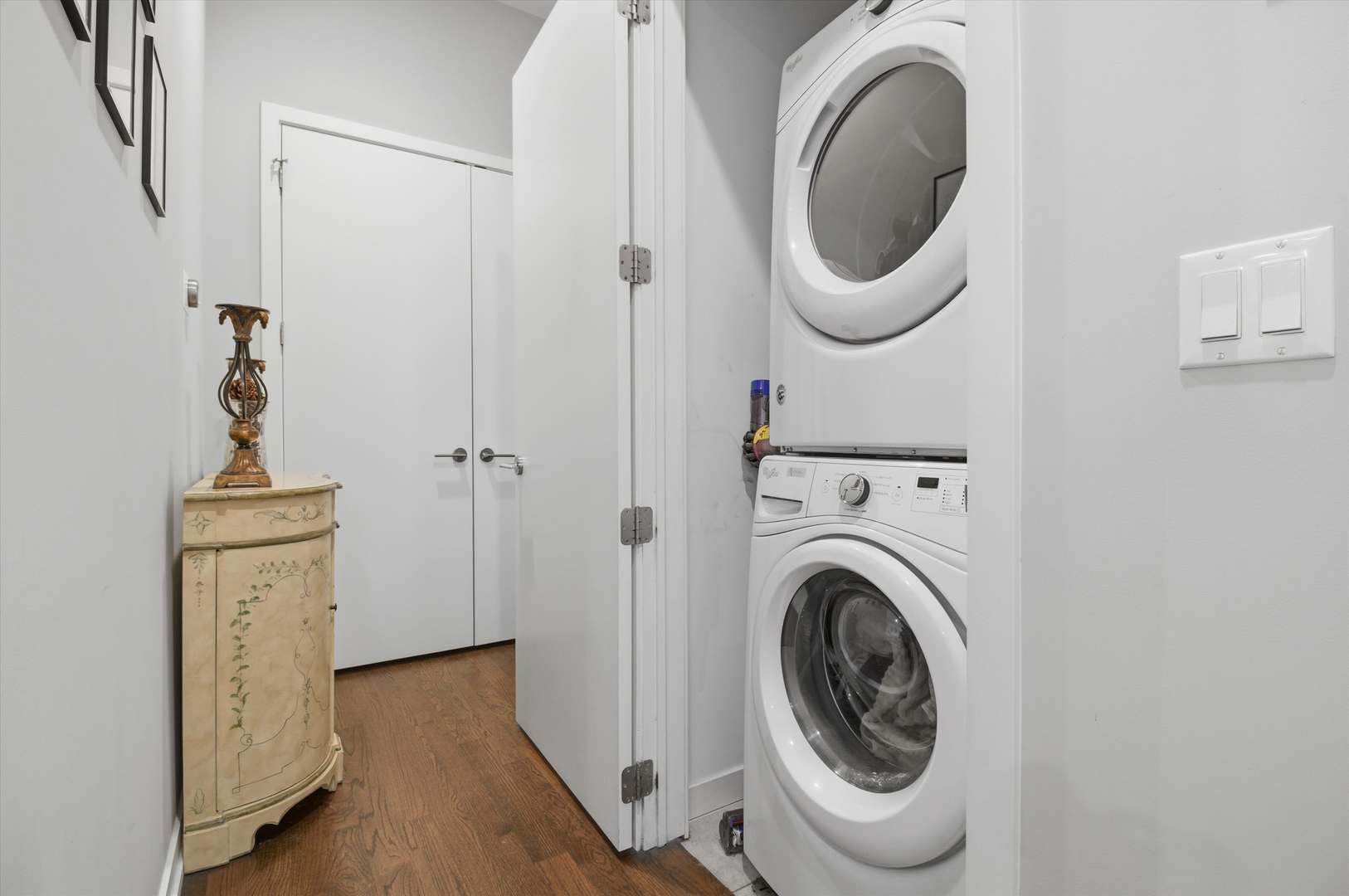 5 N Oakley Boulevard Unit: 406