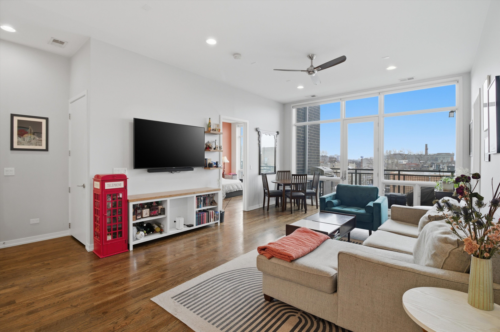 5 N Oakley Boulevard Unit: 406