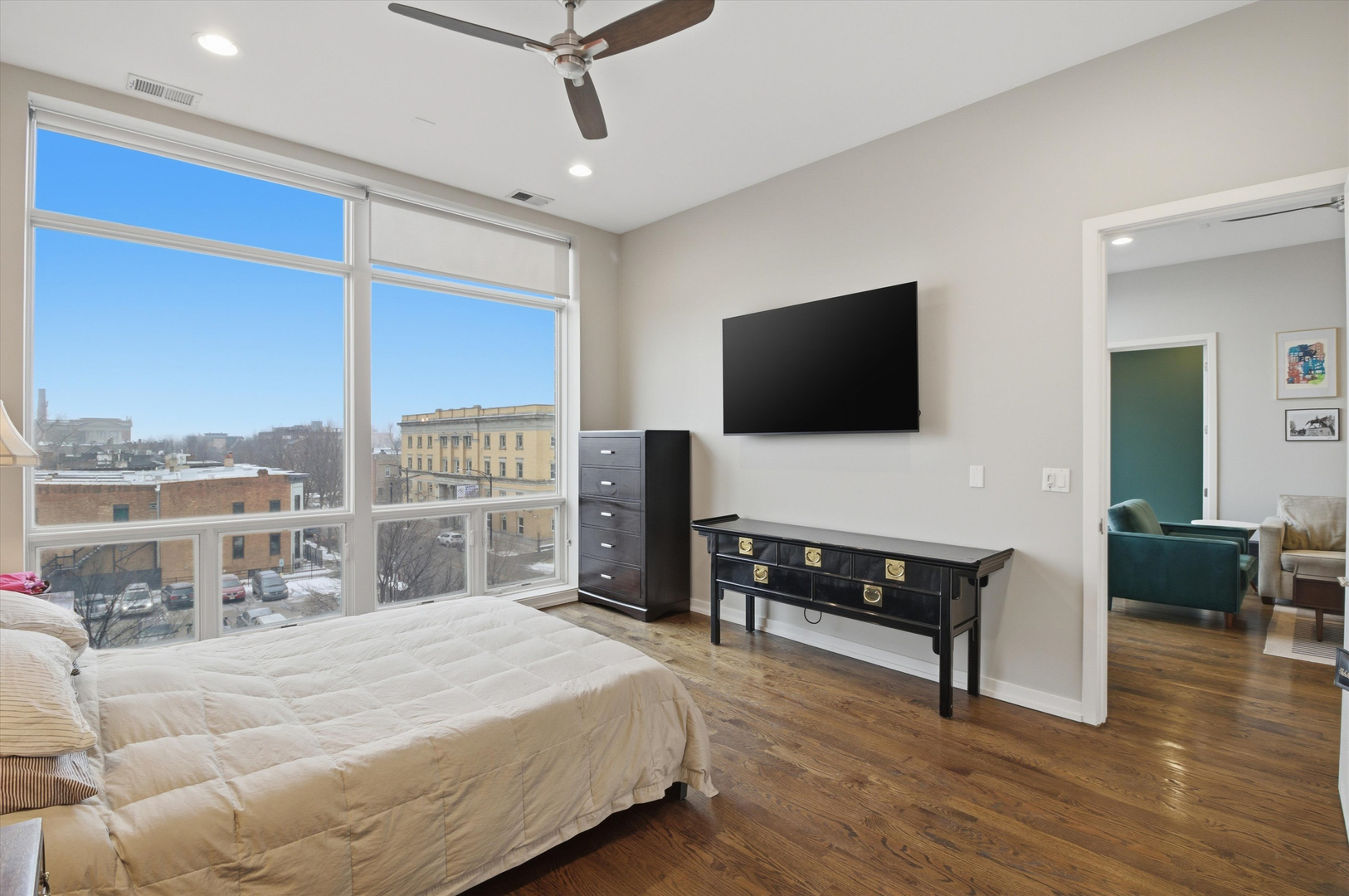 5 N Oakley Boulevard Unit: 406