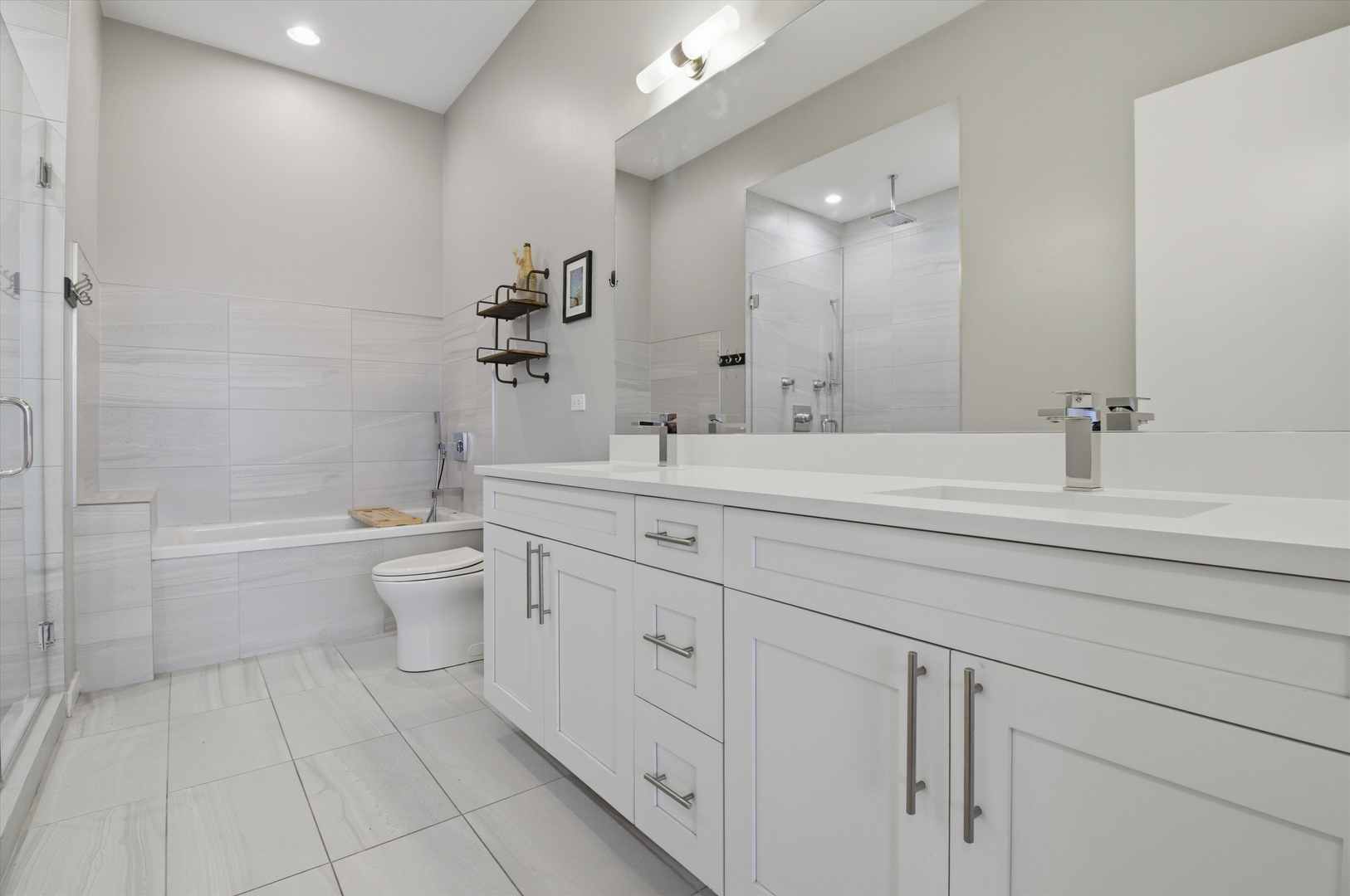 5 N Oakley Boulevard Unit: 406