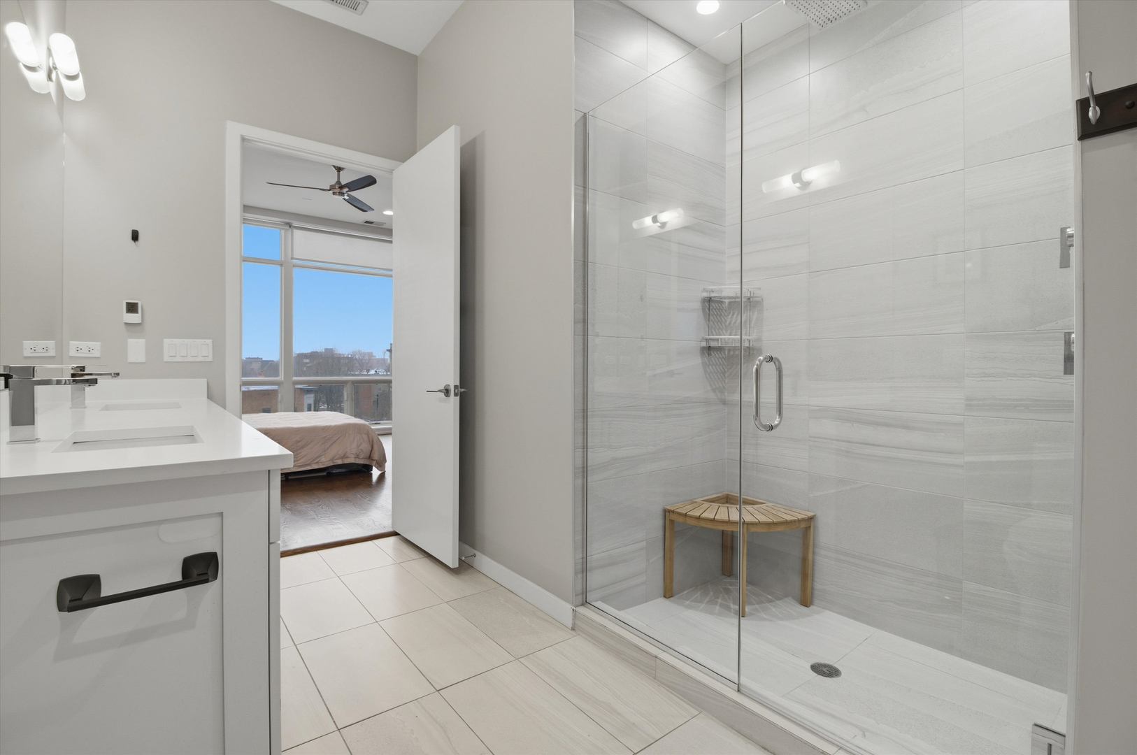 5 N Oakley Boulevard Unit: 406