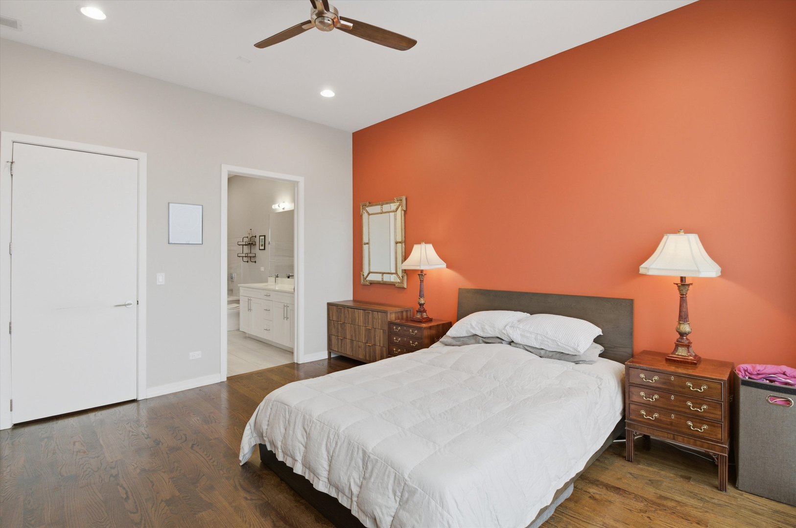 5 N Oakley Boulevard Unit: 406