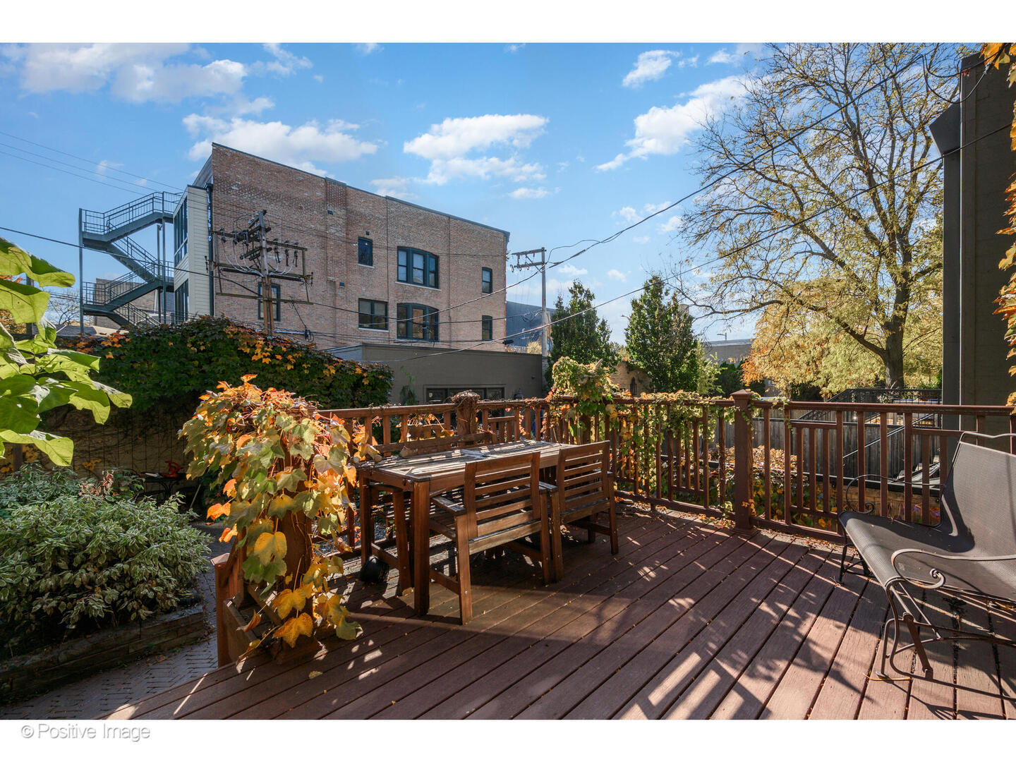 1957 W Schiller Street