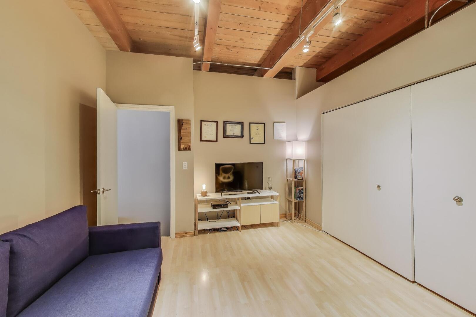 1733 W Irving Park Road Unit: 215