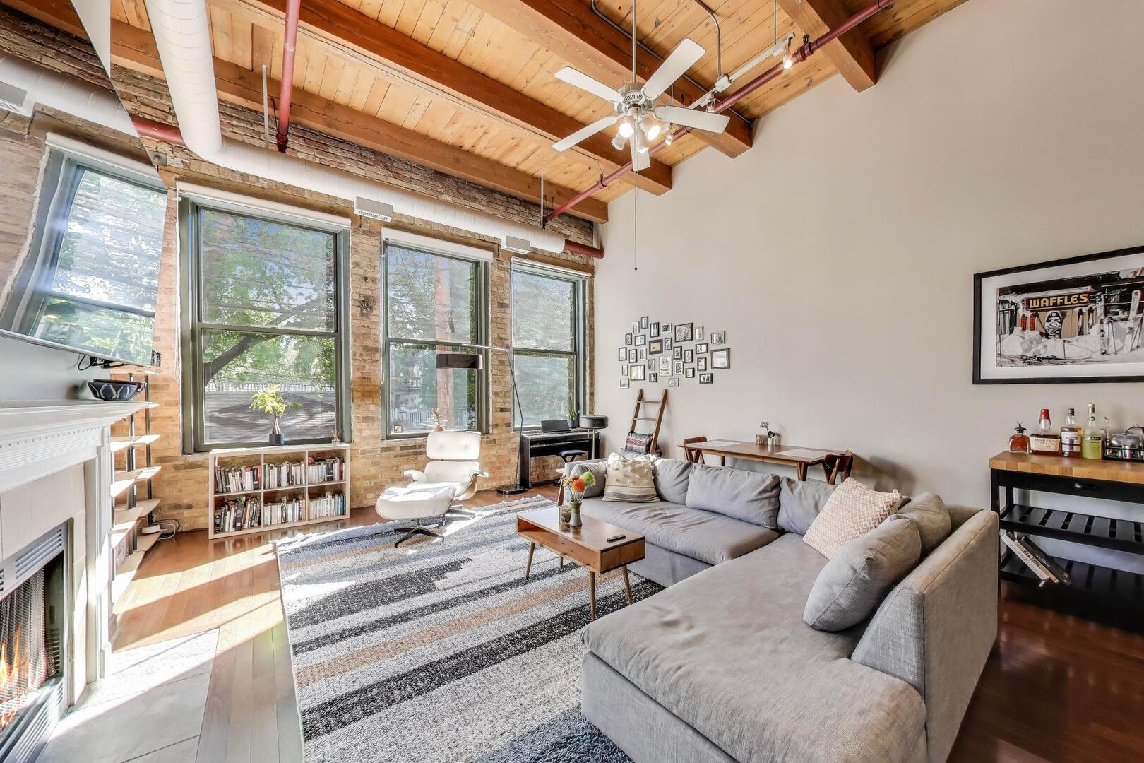 1733 W Irving Park Road Unit: 215