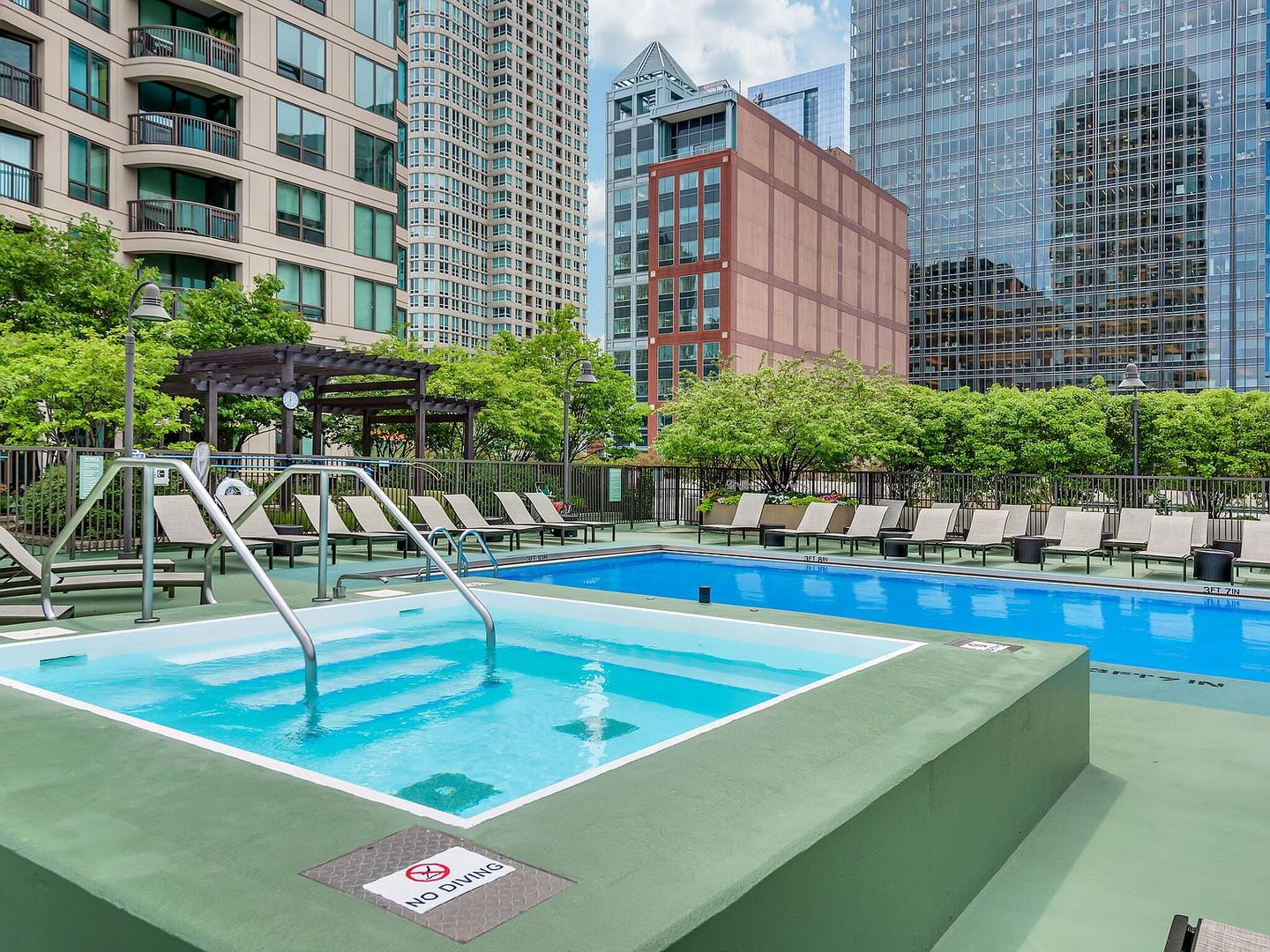 400 N Lasalle Street Unit: 2807