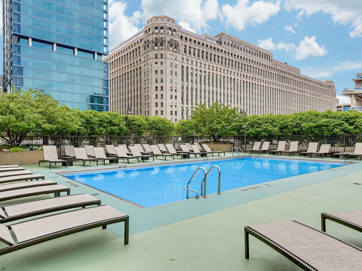 400 N Lasalle Street Unit: 2807